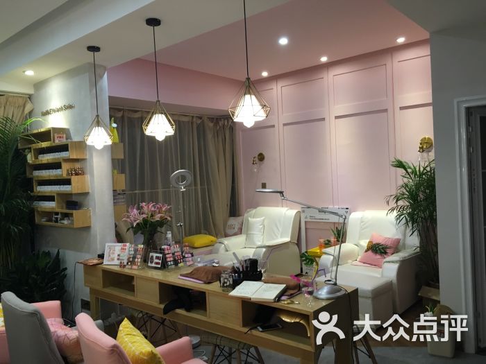 美容店面裝修_美容店面廣告設(shè)計圖_美容spa會所店面